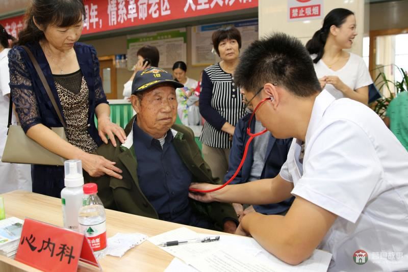 省立醫(yī)院專家來我縣開展“紀(jì)念抗戰(zhàn)70周年，情系革命老區(qū)”大型義診活動(dòng)