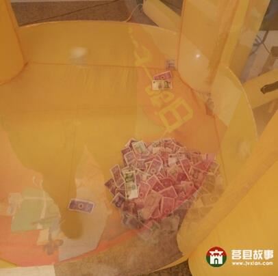 城里人真會(huì)玩 莒縣一商場(chǎng)設(shè)置“抓錢(qián)機(jī)”