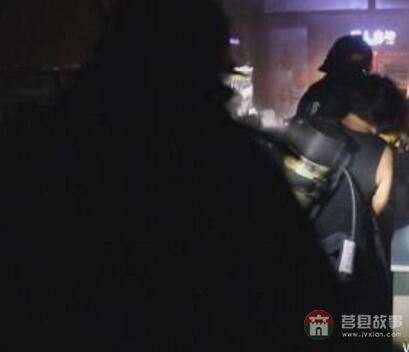 險(xiǎn)！日照莒縣一餐館深夜突發(fā)大火 ！濃煙滾滾！