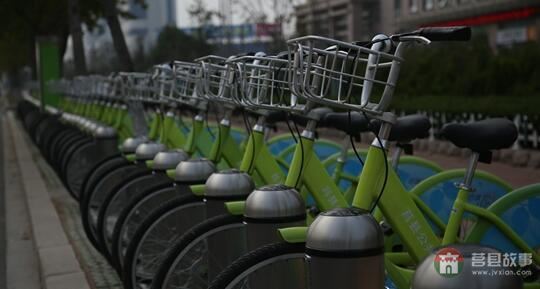 整齊停放的公共自行車(chē)