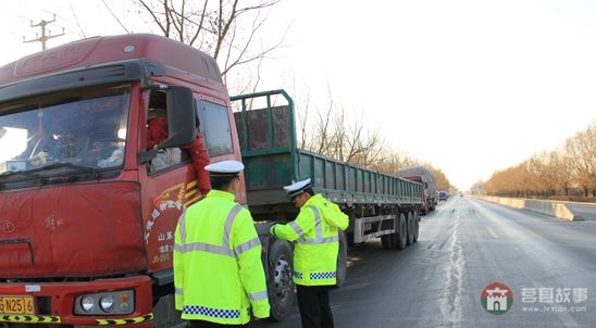 民警對車輛進行仔細(xì)檢查