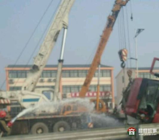 莒縣陵陽鎮(zhèn)又發(fā)生車禍，東上莊油罐車側(cè)翻，導(dǎo)致交通擁堵