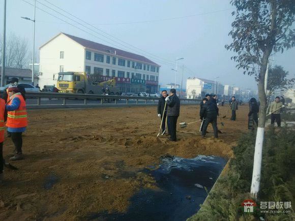 莒縣陵陽鎮(zhèn)又發(fā)生車禍，東上莊油罐車側(cè)翻，導(dǎo)致交通擁堵