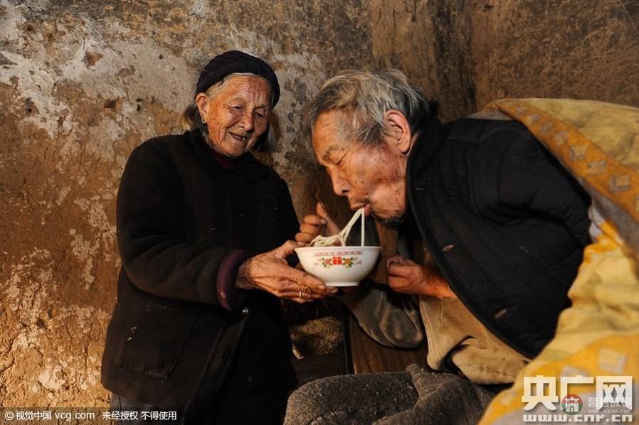 山東日照:91歲老人照顧64歲癱瘓兒子數(shù)十載
