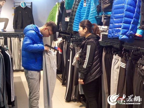 于光慧為顧客拿來(lái)合適的褲子