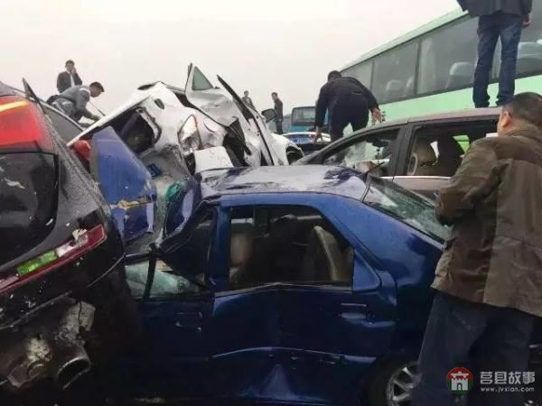 行車記錄儀視頻曝光！滬蓉高速25車連環(huán)相撞原因找到了