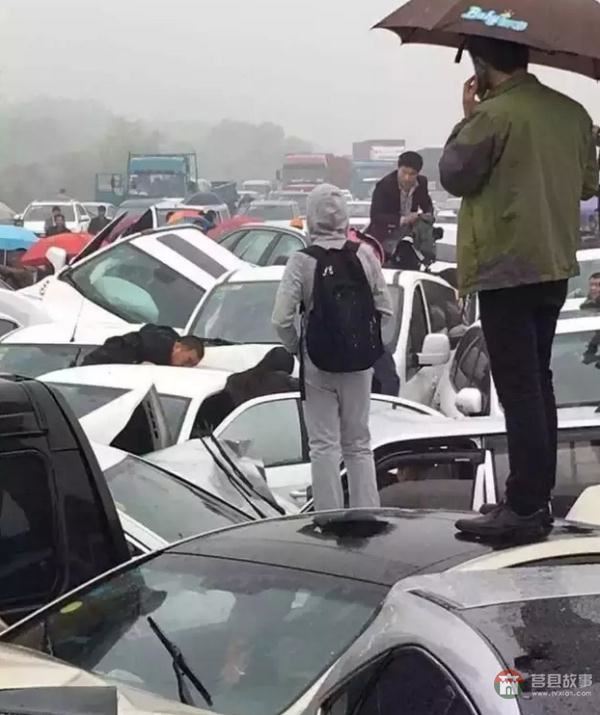 行車記錄儀視頻曝光！滬蓉高速25車連環(huán)相撞原因找到了