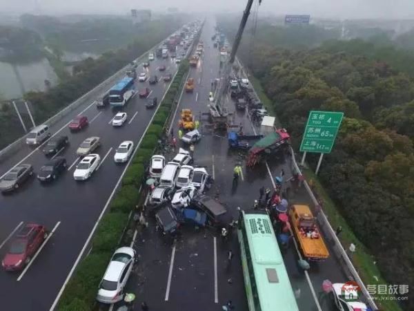 行車記錄儀視頻曝光！滬蓉高速25車連環(huán)相撞原因找到了