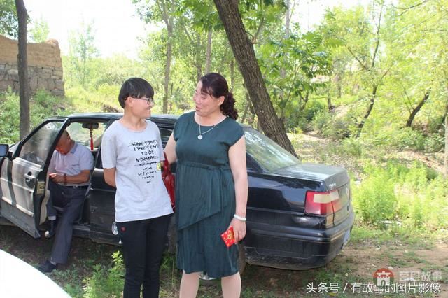 山東莒縣貧寒學子得高榜，眾人欣喜齊探望