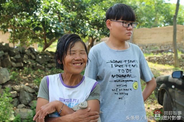 山東莒縣貧寒學子得高榜，眾人欣喜齊探望