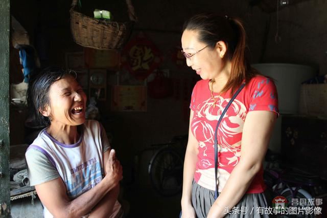 山東莒縣貧寒學子得高榜，眾人欣喜齊探望