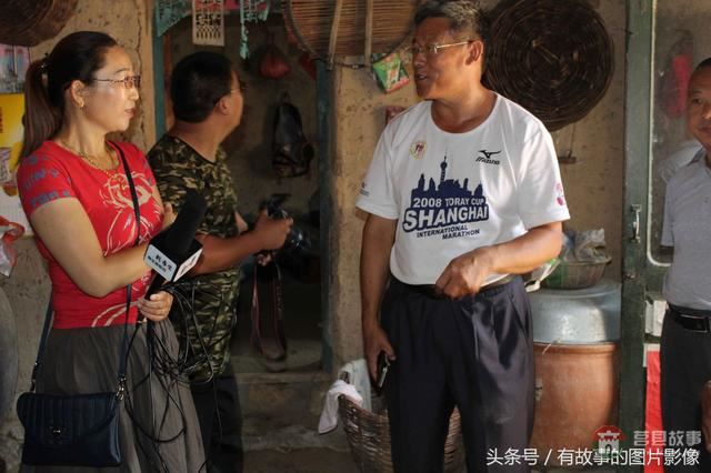 山東莒縣貧寒學子得高榜，眾人欣喜齊探望