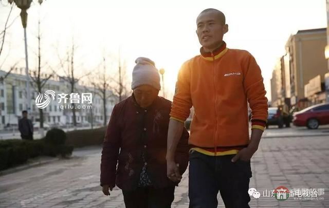 哥哥下落不明，和媳婦離婚，日照小伙帶精神病媽媽打工六年……想有個家！