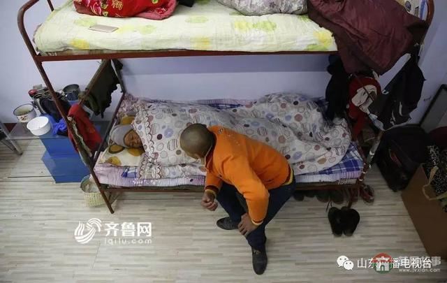 哥哥下落不明，和媳婦離婚，日照小伙帶精神病媽媽打工六年……想有個家！