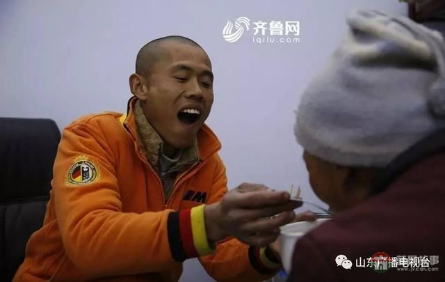 哥哥下落不明，和媳婦離婚，日照小伙帶精神病媽媽打工六年……想有個家！