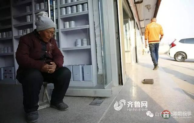 哥哥下落不明，和媳婦離婚，日照小伙帶精神病媽媽打工六年……想有個家！